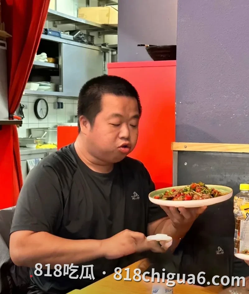 抖音网红我就是图图被前夫大V蓝战非曝光出轨事件!两人多年来的露骨聊天记录被挖出,母狗在床上挨肏,还被掰成一字马猛插。