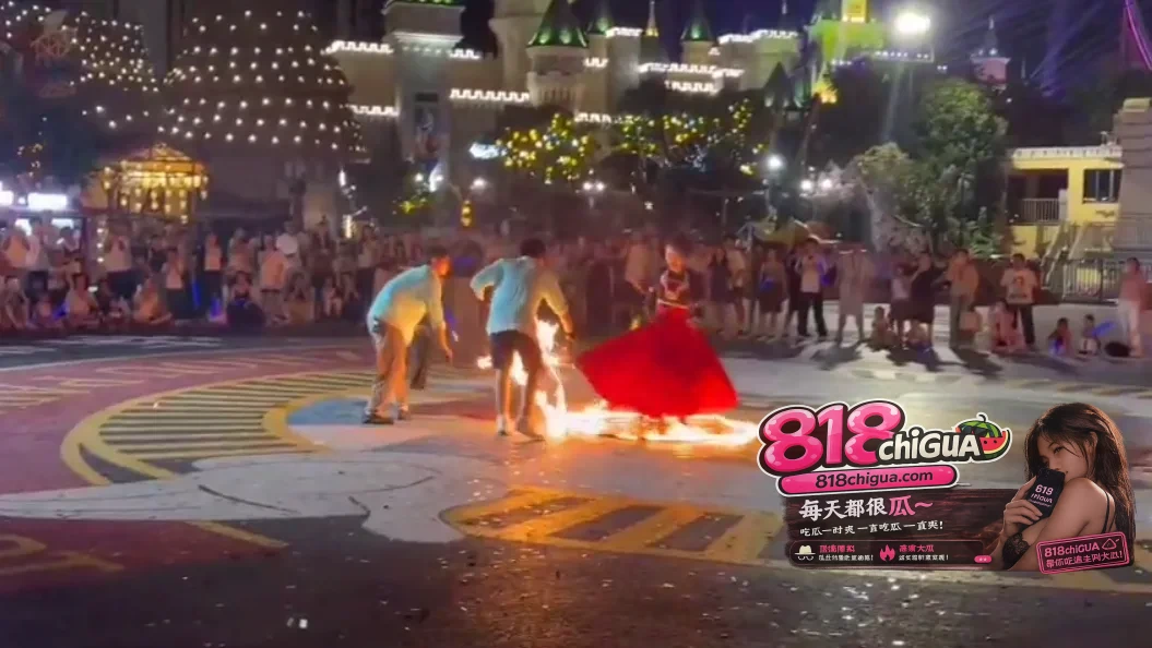 江苏徐州乐园演出突发惨剧女演员裙摆起火瞬间成火球观众惊慌逃离景区叫停节目