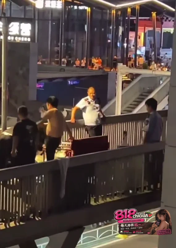 武汉司门口突发冲突!黄鹤楼天桥多名城管围住摊贩 一人赤膊猛踹视频全网疯传