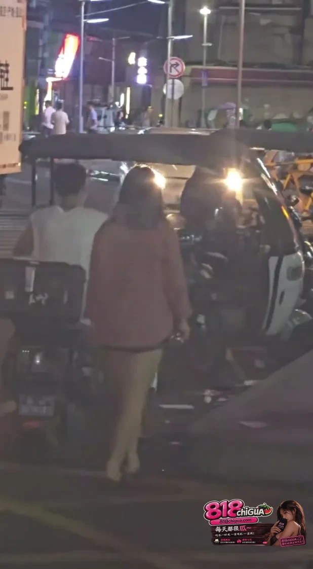 四川街头夫妻爆发激烈互殴!拳拳到肉“这是真打呀”,网友:过不下去也别违法!