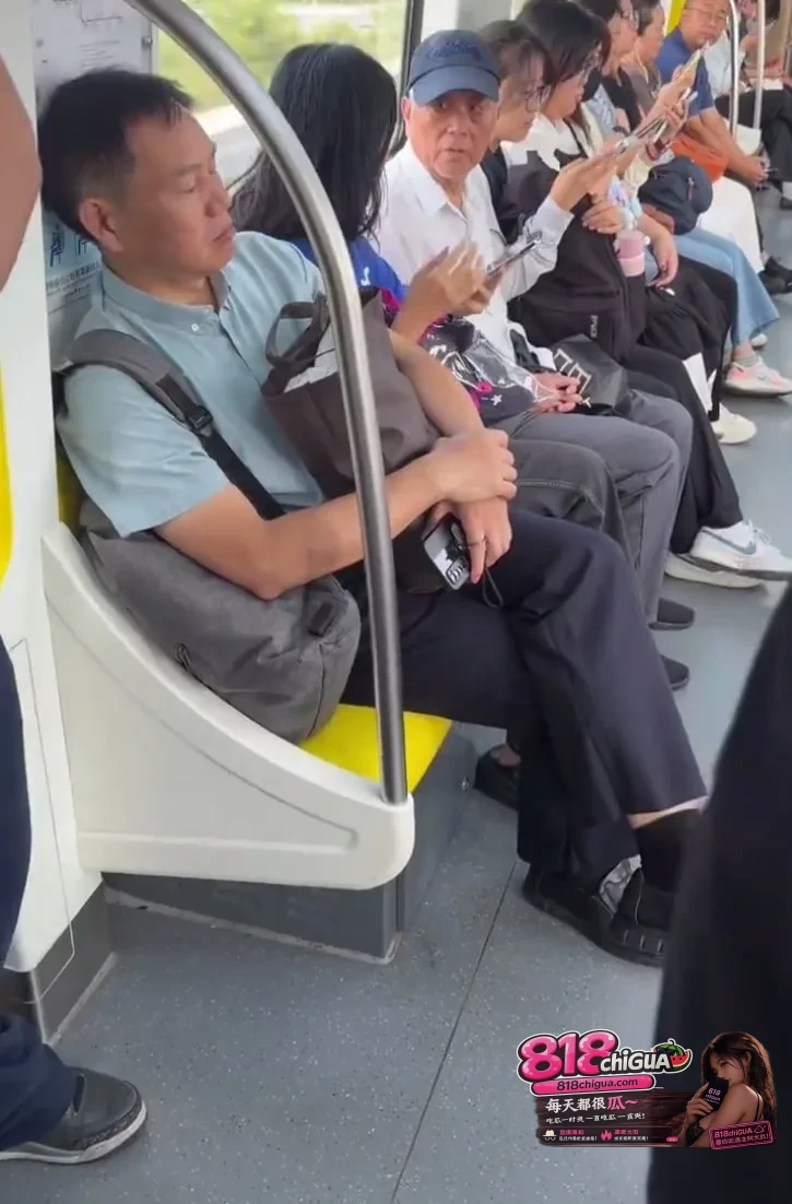 在拥挤的天津地铁车厢里,一场猝不及防的“津味互骂”再次将公共出行推上舆论风口。