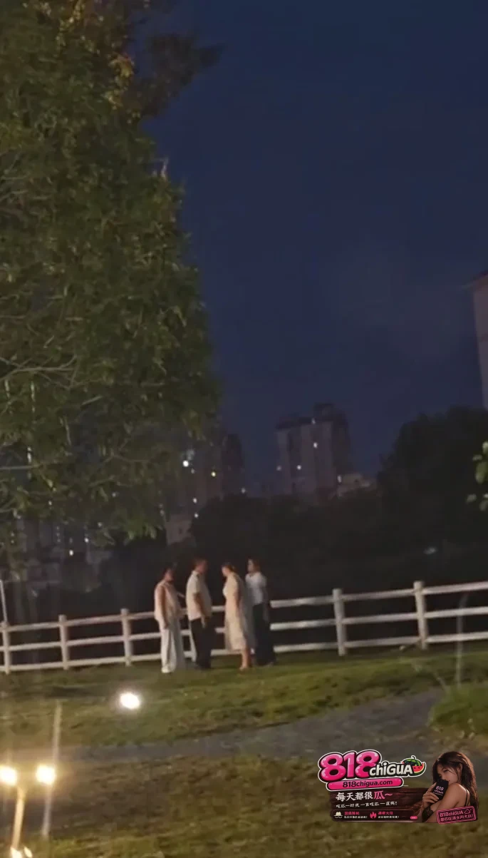 上海某公园突发：原配当众手撕小三！渣男极力护航引发围观怒火