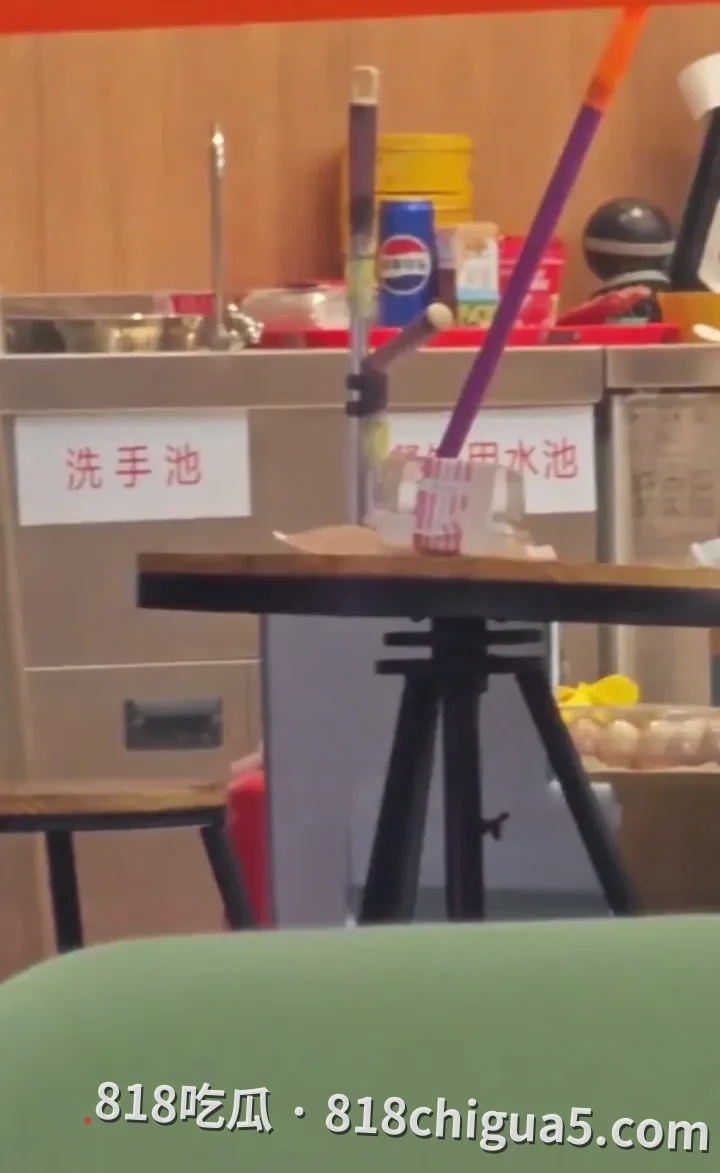 便利店女店员脚伸洗手池洗脚？踩操作台用抹布擦拭后直接擦脚，这种“卫生”操作太离谱了！