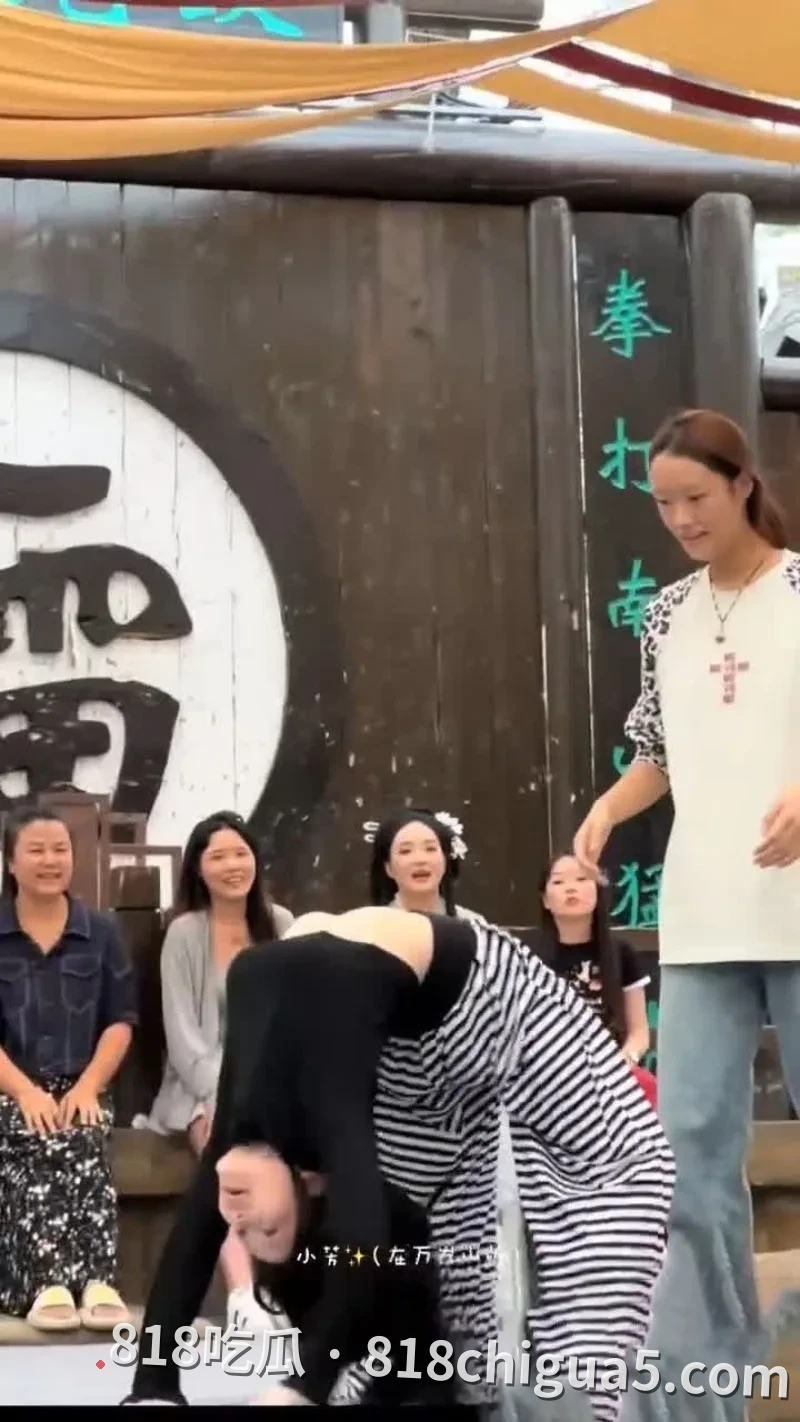 抖音热搜万岁山斗舞露奶视频曝光!性感黑衣条纹辣妹母狗下腰动作浮动太大,大奶外泄引全场欢呼尖叫。
