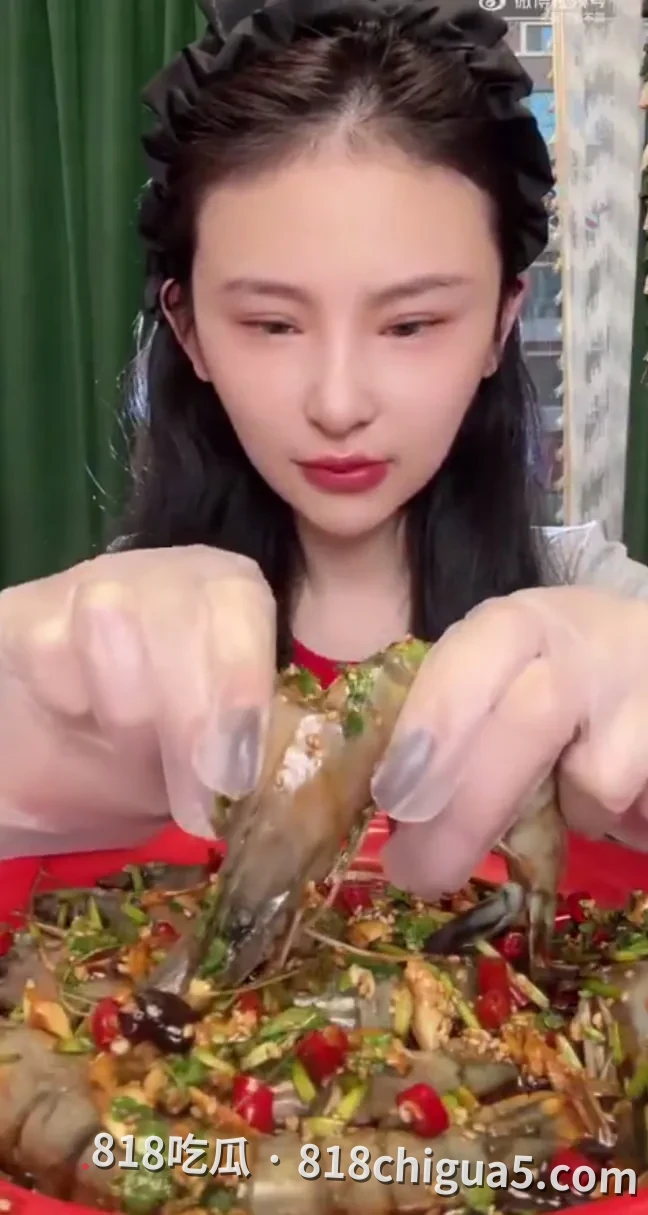 百万粉丝网红“干饭莹莹”24岁骤逝：是谁在用流量“吃”人？