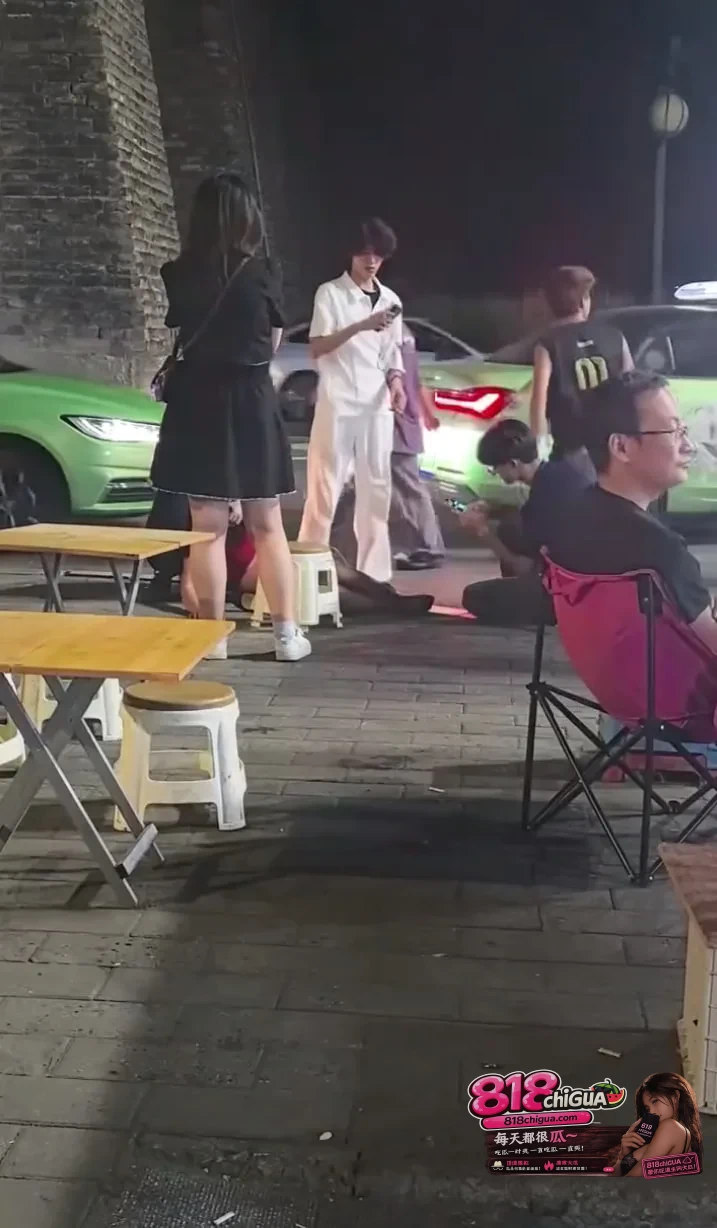 西安街头醉酒出洋相!女孩子喝多了一时爽,第二天全网都是“笑话”