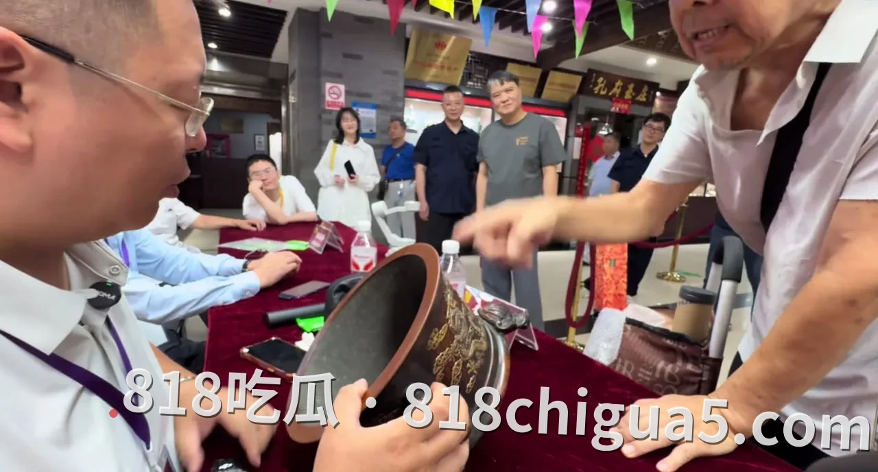 古董专家给老人家鉴宝说假的,老人直接不开心:一文专家劝诫,收藏陷阱警示与真实案例