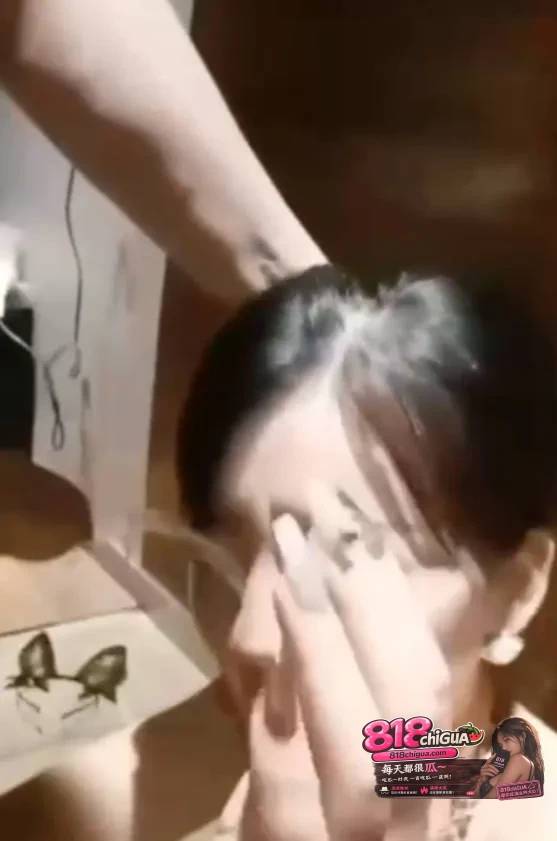 白天高阳端正,晚上淫荡风骚!南京大学极品女教师王芳性爱视频曝光,换装连体黑丝勾引同事狂插骚穴!