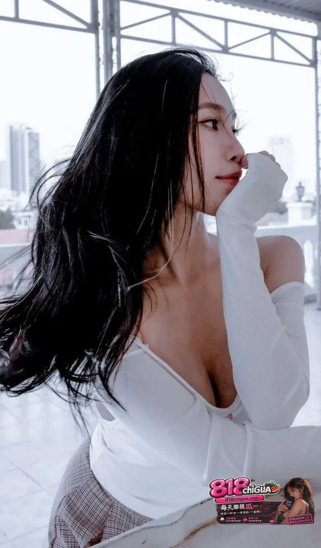 高颜值巨乳母狗【小王同学】直播大秀！开档丝袜骑乘自慰高潮喷水，事后仍痴迷揉穴一副无法满足的模样！