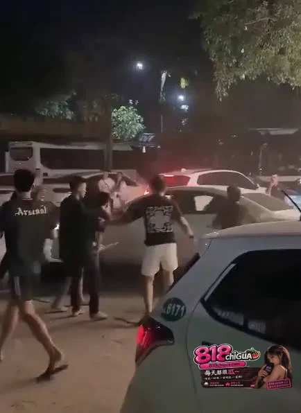 血肉之躯硬碰钢铁框架!本地时间19日深夜,越南街头一男子因与他人发生口角,疯狂砸车,司机一脚油门撞翻砸车男子!