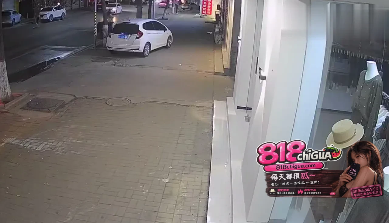 违停人行道被撞,电动车爬起就走!女车主哭诉“倒霉”,交警:你俩都不冤!