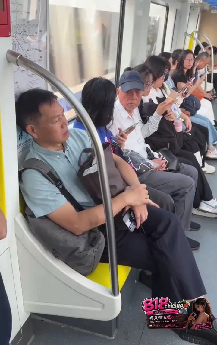 在拥挤的天津地铁车厢里，一场猝不及防的“津味互骂”再次将公共出行推上舆论风口。