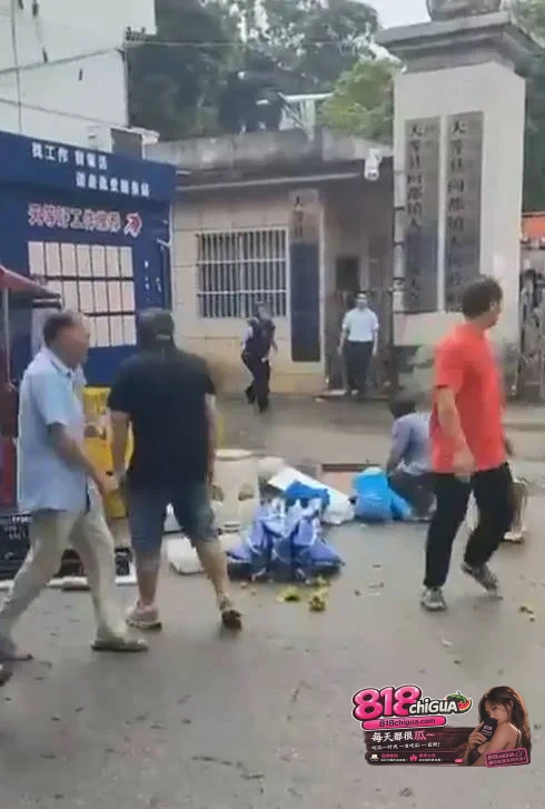 广西崇左突发冲突,两名当地村民因山林土地纠纷在镇政府门前持刀互砍,造成1人死亡、多人受伤!