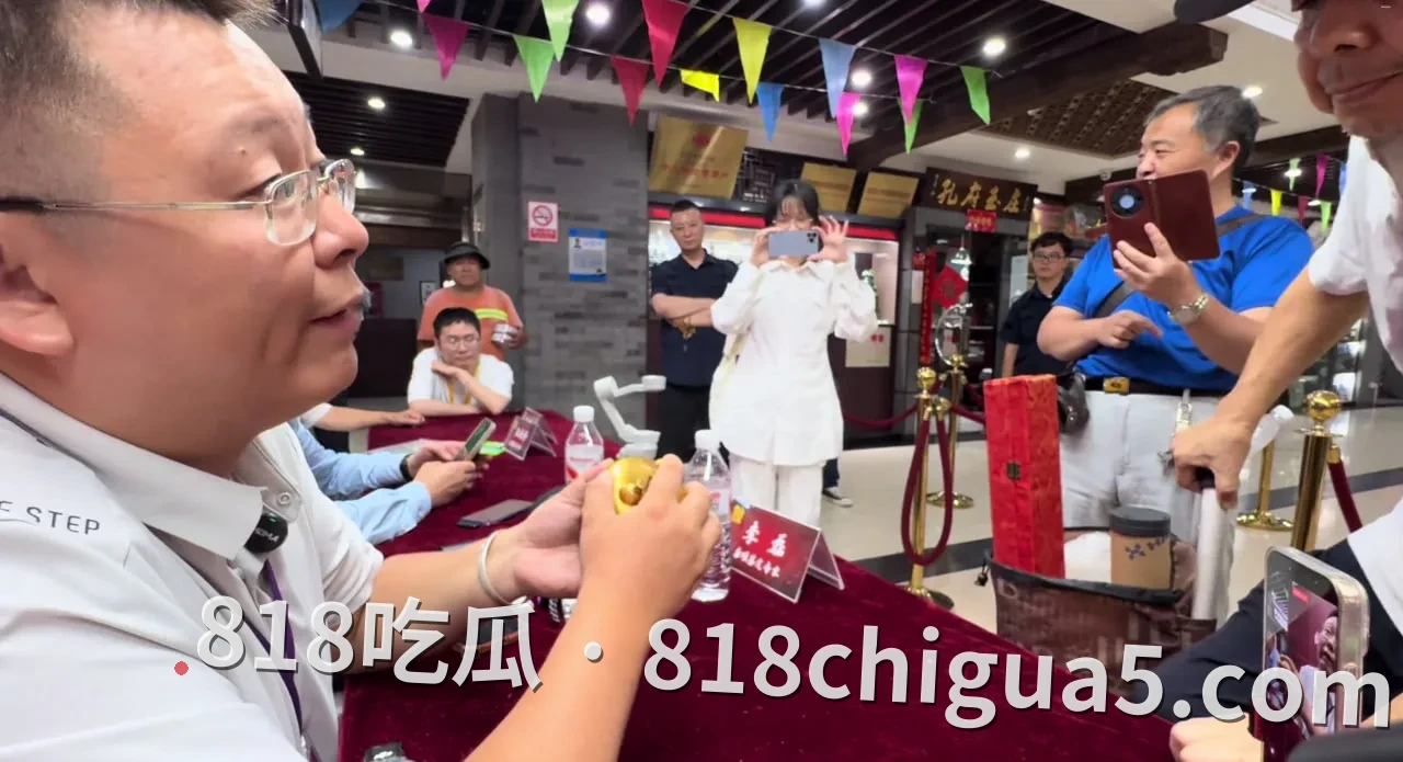 古董专家给老人家鉴宝说假的,老人直接不开心:一文专家劝诫,收藏陷阱警示与真实案例