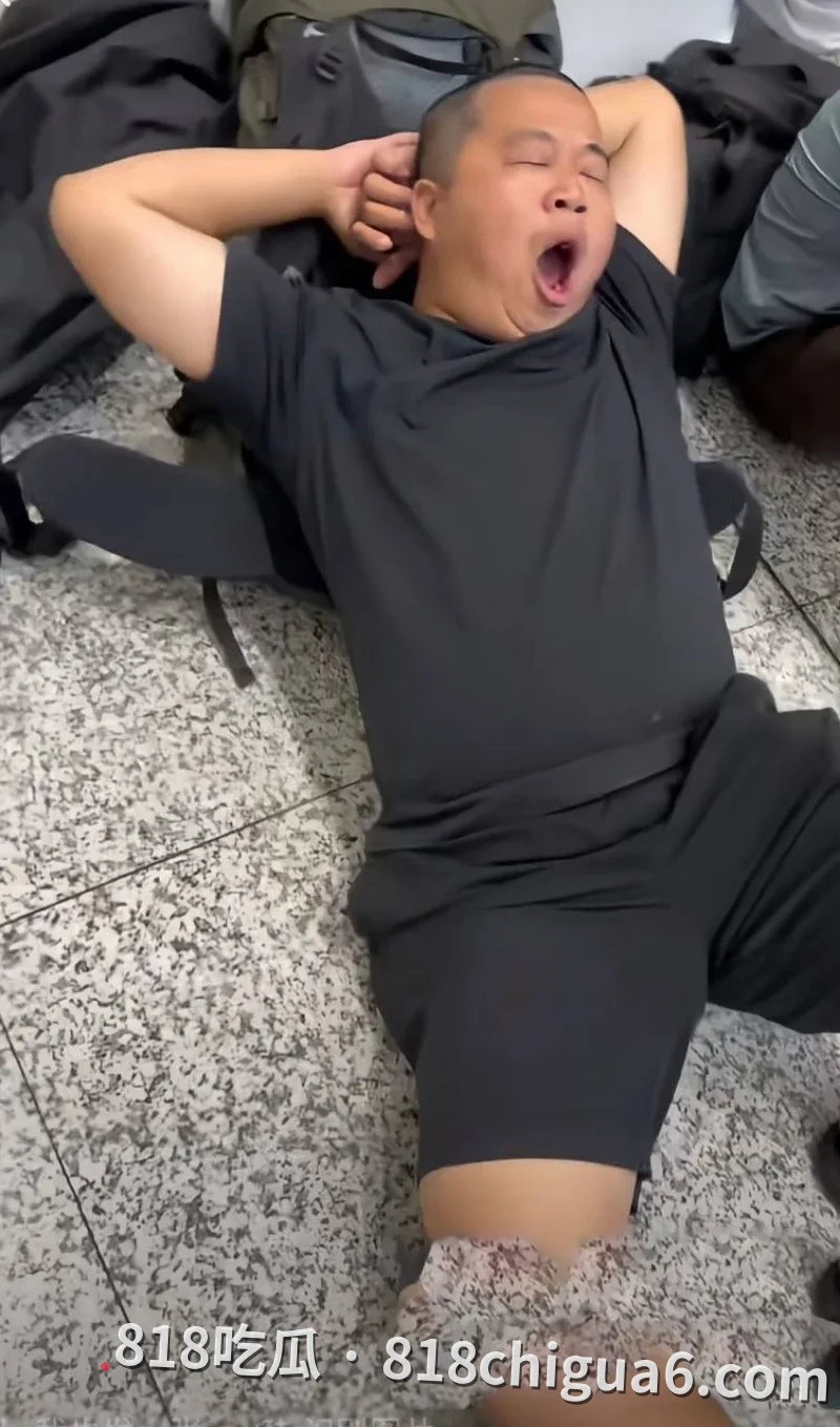 抖音网红我就是图图被前夫大V蓝战非曝光出轨事件!两人多年来的露骨聊天记录被挖出,母狗在床上挨肏,还被掰成一字马猛插。