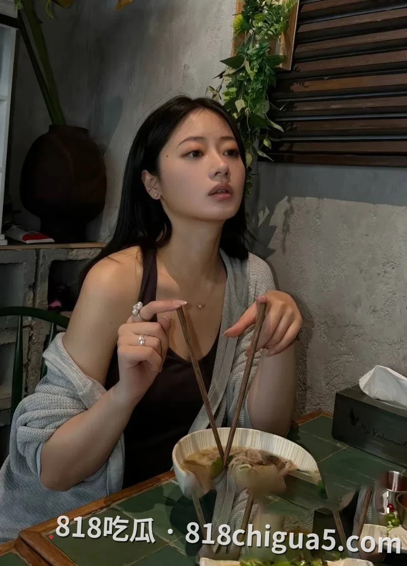 震惊!萧敬腾演唱会现场直播翻车,疑似被粉丝强吻遭拒引发纠纷,后续竟曝出其同时交往多人内幕,连私密录像都被网友扒出!