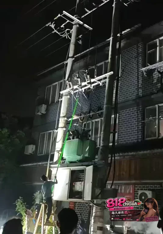 惊险一幕！某城中村变压器维修时突发爆炸，烈焰瞬间席卷现场，电工师傅被瞬间笼罩！