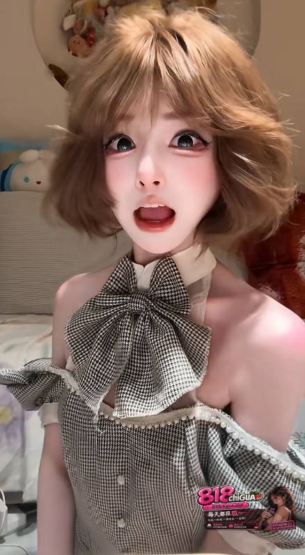 抖音180万粉二次元嫩妹葱油拌小呆早期反差黑料曝光,为赚快钱下海拍摄不雅视频,半裸出镜揉奶发骚一脸魅惑!