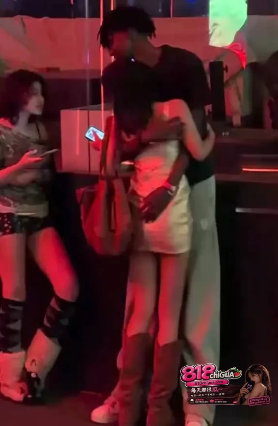 广东街头再现“亚洲马桶”！已婚少妇倒贴黑爹主动约酒店交欢，遭粗黑巨根无套贯穿蜜穴，事后被黑鬼发外网炫耀！