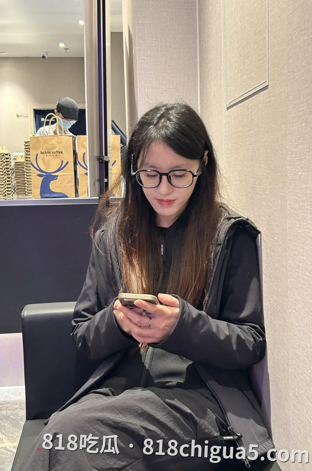 江苏顶美金佳蓉游戏中春情勃发双腿张开露出骚穴!边玩边体验骚逼传送来的快感,母狗越骚越浪大鸡巴就想肏爽她