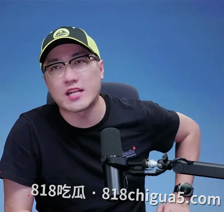 苹果折叠屏iPhone Duo成“社交货币”？王自如直言：国产折叠屏买1.6万不能当社交货币，苹果才是严父！供应链与工程能力碾压，国产品牌就别想靠展开社交了？