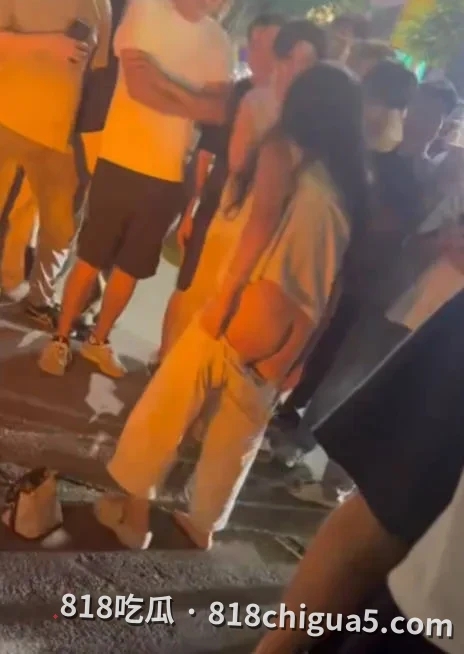 广东河源街头上演抓奸现场,原配当街撕衣暴打第三者,小三巨乳尽露清晰可见成全街围观焦点!