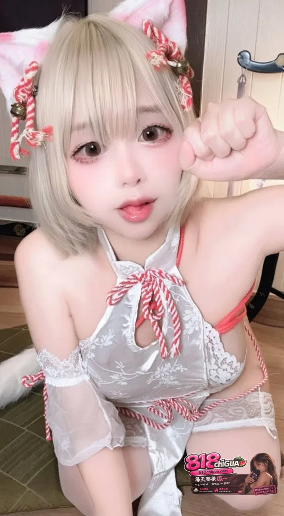 极品高颜值白嫩眼镜妹COS动漫角色!户外自拍展示粉穴美乳,自慰扣穴高潮喷水淫叫连连!