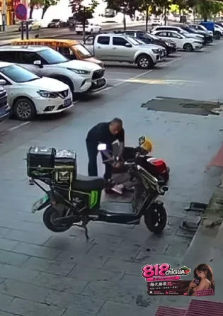 黑龙江勃利县学府路情杀案!和谐广场张亮麻辣烫突发持刀伤人事件,女服务员遭外卖骑手多次挥刀袭击,引发关注!
