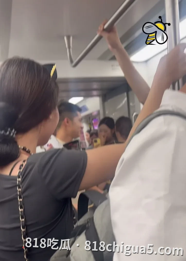 深圳地铁车厢内的“孤独呐喊”:男子为打工人发声遭嘲笑,是众人皆醉还是形式错配?