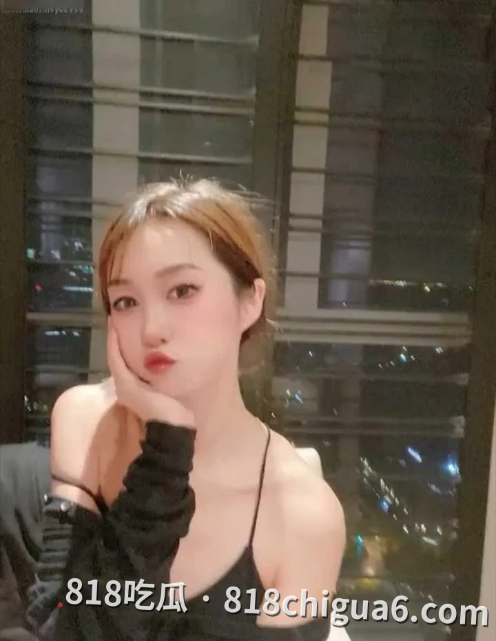 推特知名人妻Temuer郡公主深夜福利视频!平日高冷优雅的贵妇在私下却被大鸡巴征服,特别喜欢让男人将精液喷在她脸上。