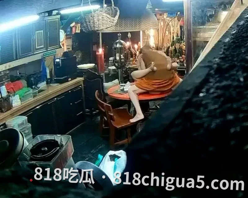 泰国大城府普泰萨旺寺住持阿赞初偷吃女信徒视频被扒 当街让母狗跪舔大鸡巴 吸到精液横流嘴角