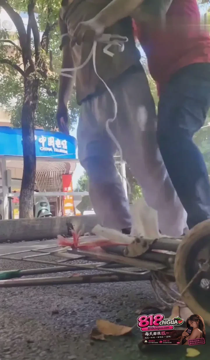 老人摔倒先拍视频再施救:这不是冷漠,而是普通人自保的“无奈与清醒”