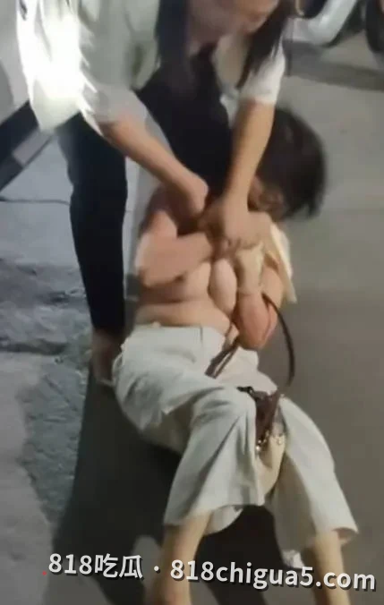 广东河源街头上演抓奸现场,原配当街撕衣暴打第三者,小三巨乳尽露清晰可见成全街围观焦点!
