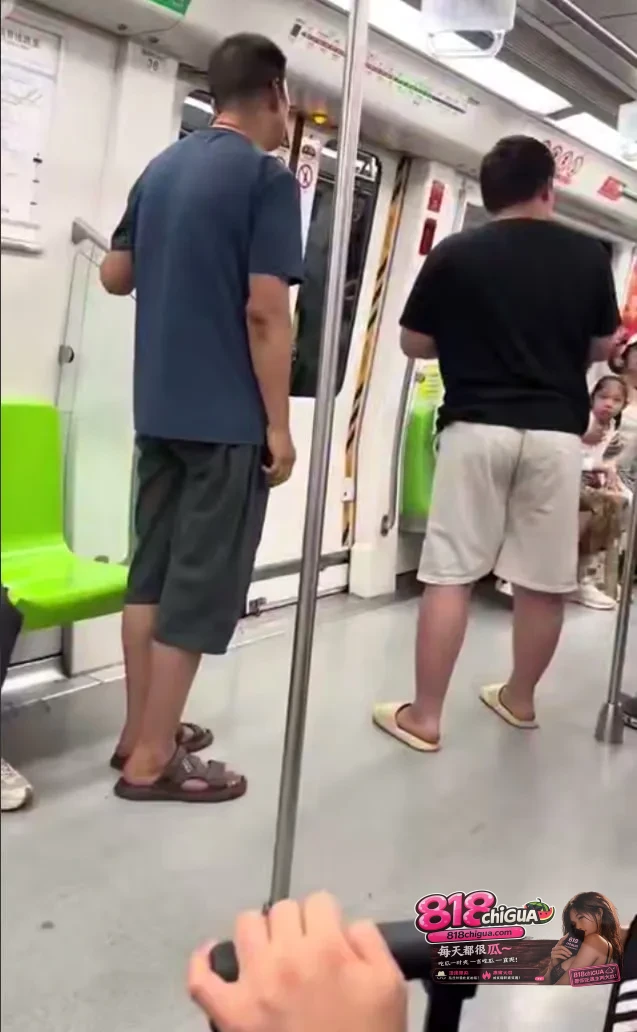 是摆拍还是另有隐情?南京地铁少年失控踹门、叫嚣报复,公共安全绝非网红道具!