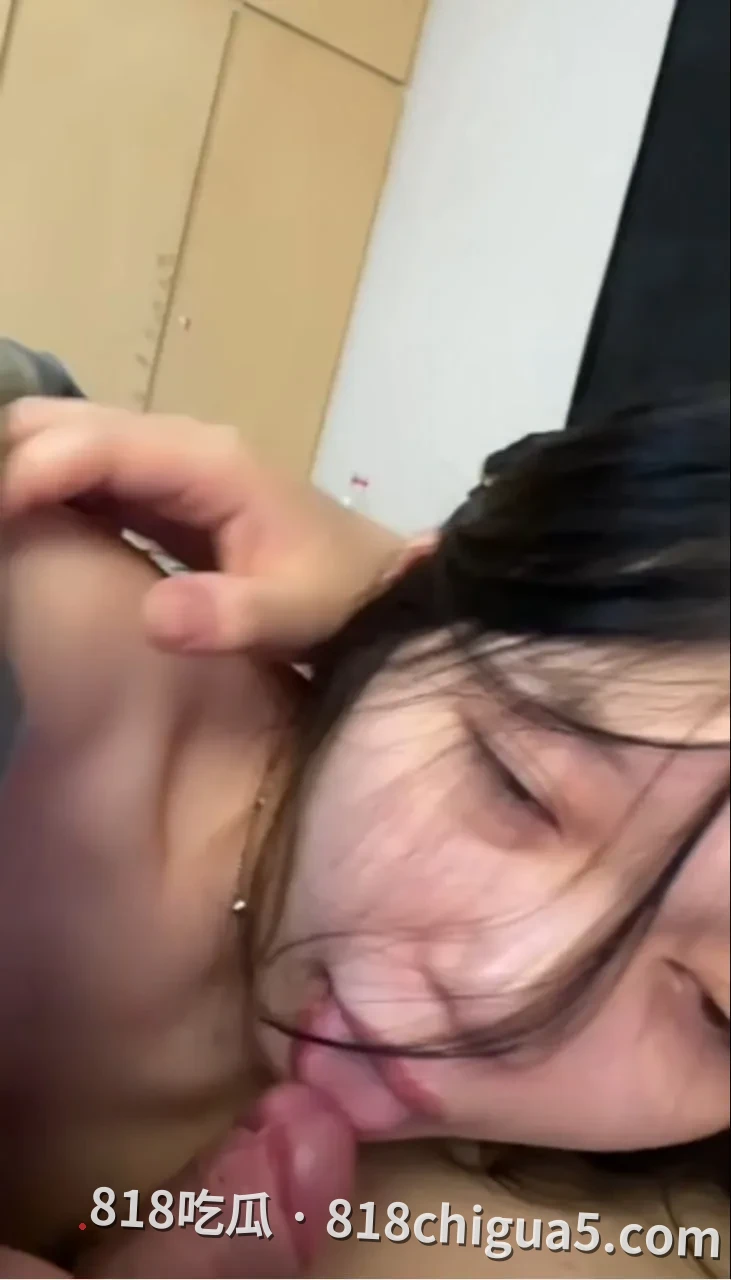 北大高材校花张萌萌私密视频曝光!平日高贵冷艳私下竟是黑丝肉丝双修,跪地深喉爆吸鸡巴,奶子甩动骚浪贱,一晚上能榨干三个鸭子。