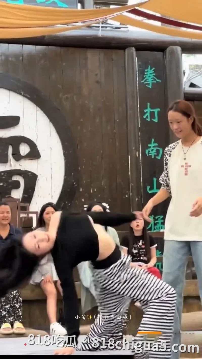 抖音热搜万岁山斗舞露奶视频曝光!性感黑衣条纹辣妹母狗下腰动作浮动太大,大奶外泄引全场欢呼尖叫。