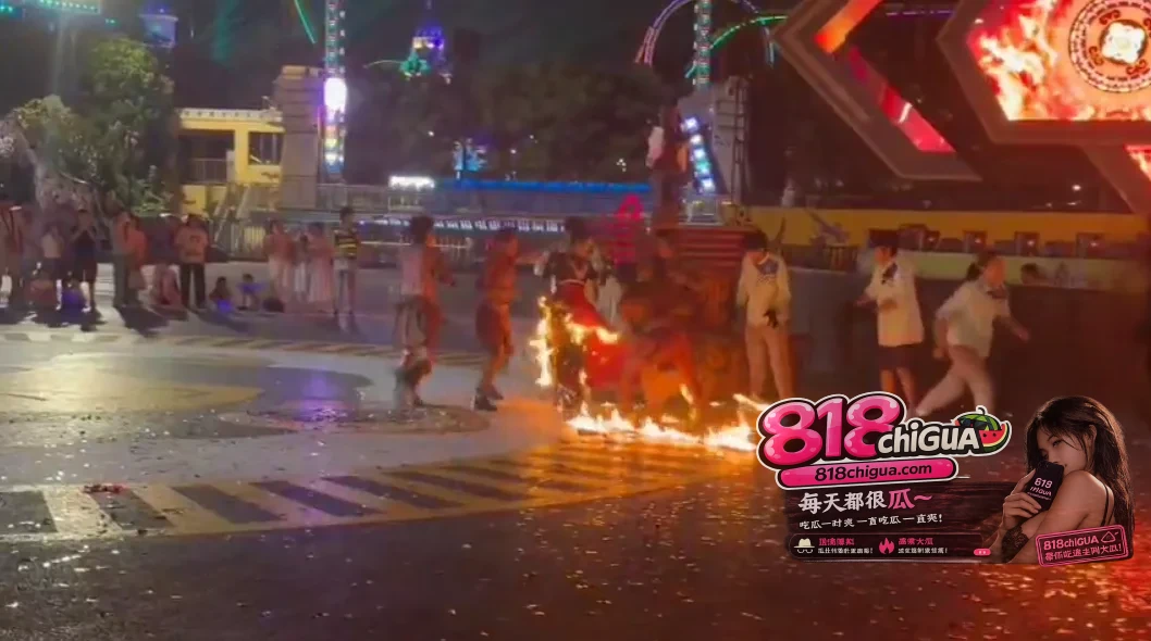 江苏徐州乐园演出突发惨剧女演员裙摆起火瞬间成火球观众惊慌逃离景区叫停节目