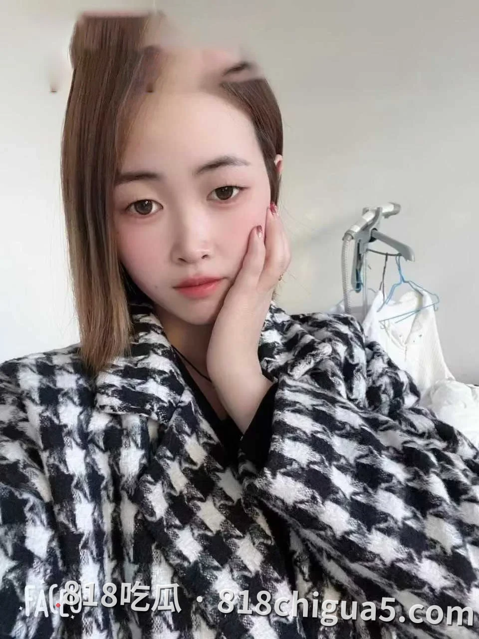 肉感十足的少妇对镜拍摄极具反差 山西大学母狗贾子艳裸贷逾期惨重债主曝光私密视频 胸前大吊钟看得让人心醉