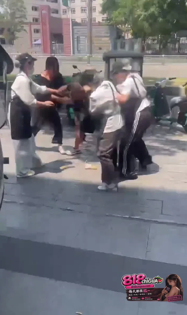 疯狂的茶百道打架1v4！线下混战冲上热搜，别让暴戾撕碎了品牌体面