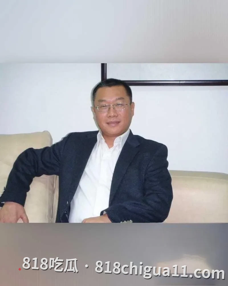 凤凰联动总裁张小波婚内出轨事件泄密!勾引女下属发生关系,导致对方意外受孕,最后以强势手段逼迫女人打掉孩子,性爱视频惨遭网友扒出曝光。