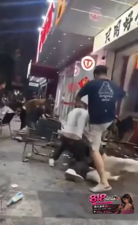 现在人戾气真重!夜市烧烤摊突发斗殴,多名男子大打出手,手拿折叠凳互砸头部,场面一片混乱!