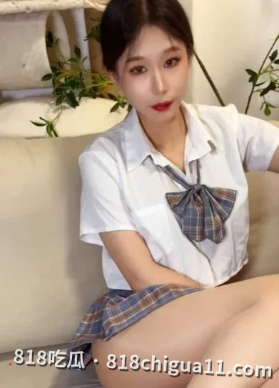 抖音人气女主播宵夜最新私密视频:超薄肉色丝袜配JK制服,诱惑老师各种姿势激情,骚话连篇超级带感!