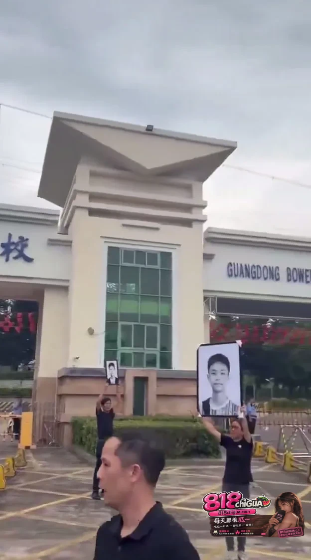 广东中山一学校初三学生开学日离世,家属校门外维权,警方已介入处置