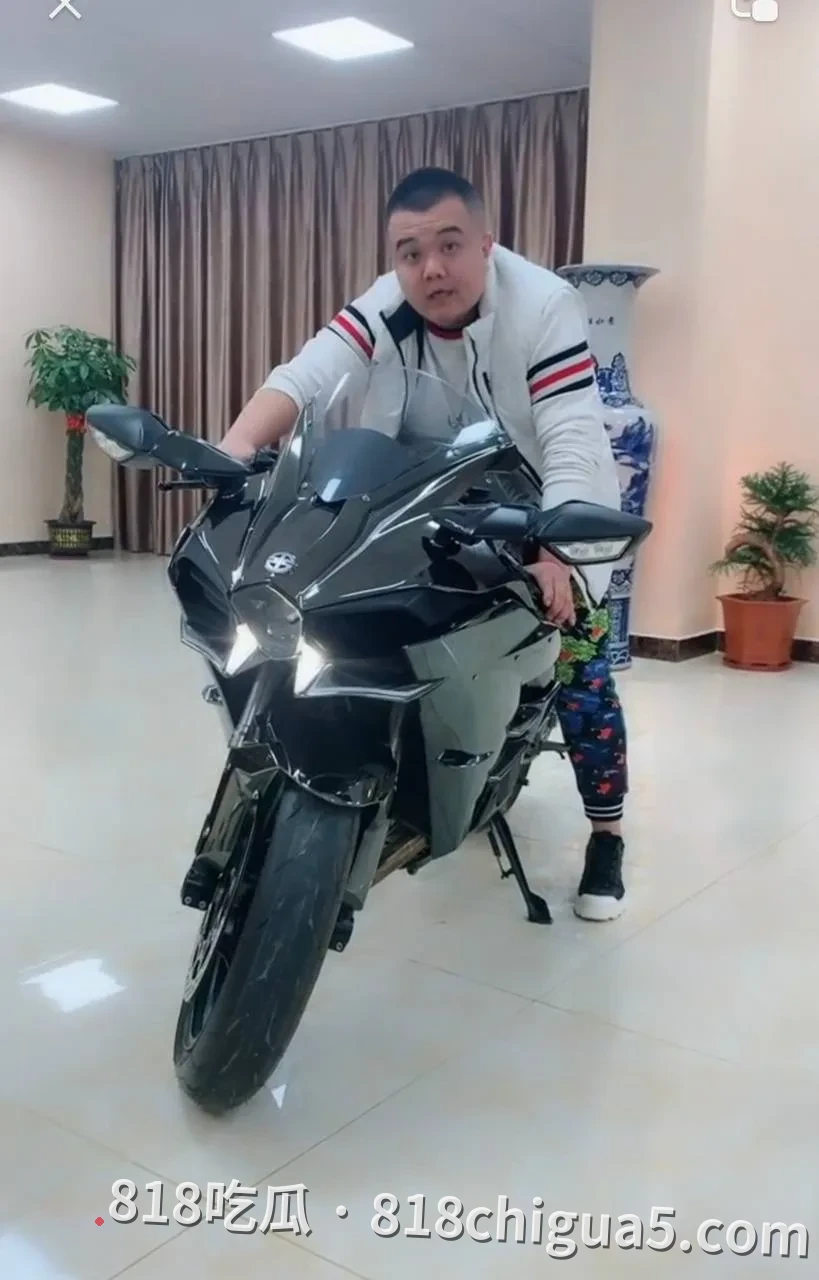 快手734万粉网红驴家小胖，婚内出轨女徒弟璇儿并生私生女！原配得知后尽选择接受，离谱程度震碎网友三观，偷情视频流出全网疯传！