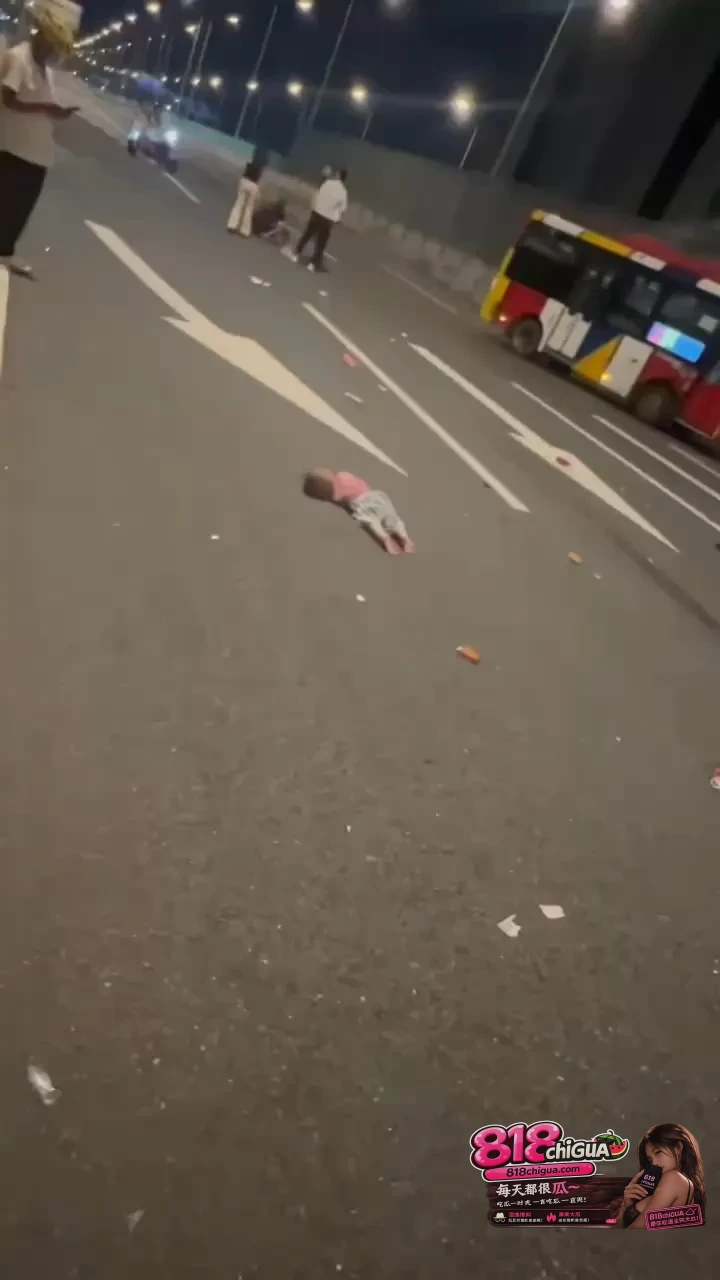 广州白云站附近深夜突发严重交通事故!摩的逆行与小车发生猛烈碰撞,现场车辆严重受损,一家三口全部被撞飞!