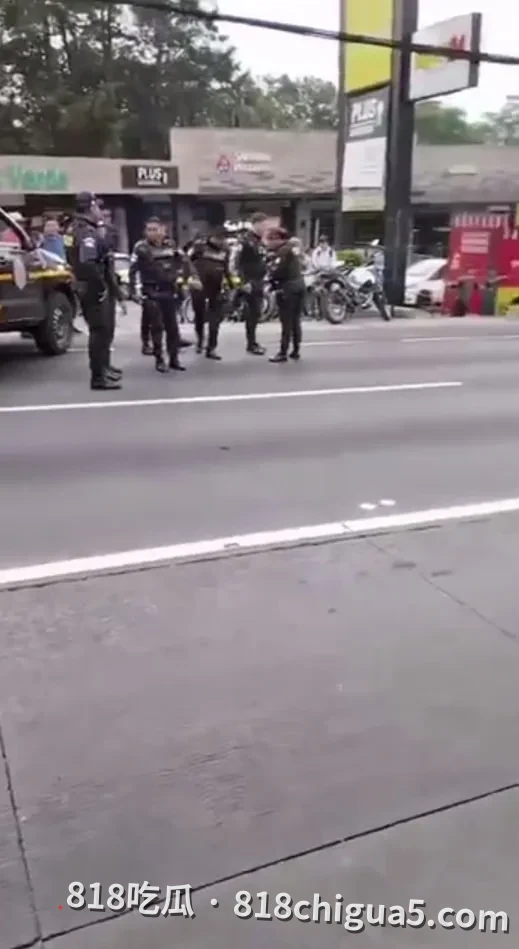 美洲19公里摩托车袭击者被PNC枪杀:摩托车贴近警车瞬间开火?美国执法现场视频流出,暴力对抗竟致双双丧命?