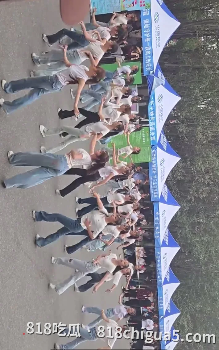 大学生迎新舞蹈C位永远不会让你失望!新生集体出场,舞蹈最燃的永远是“大家都很不错”的一刻