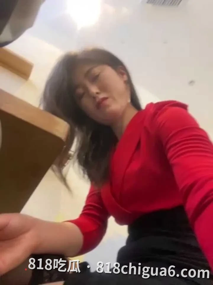 户外露出女王sunny520为寻求刺激挑战极限!餐厅内使用跳蛋玩具自慰,小骚穴高潮后只能去楼梯间喷射释放。