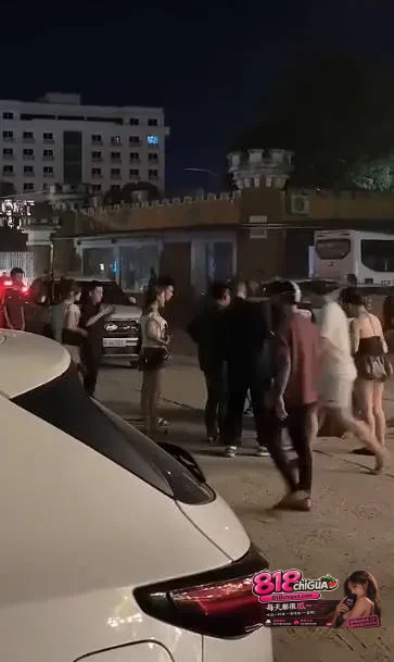 血肉之躯硬碰钢铁框架!本地时间19日深夜,越南街头一男子因与他人发生口角,疯狂砸车,司机一脚油门撞翻砸车男子!