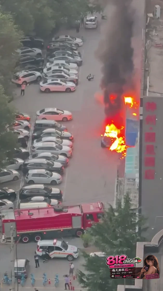陕西渭南交通大厦楼下超市突发火灾！浓烟四起，愿所有人平安无事！